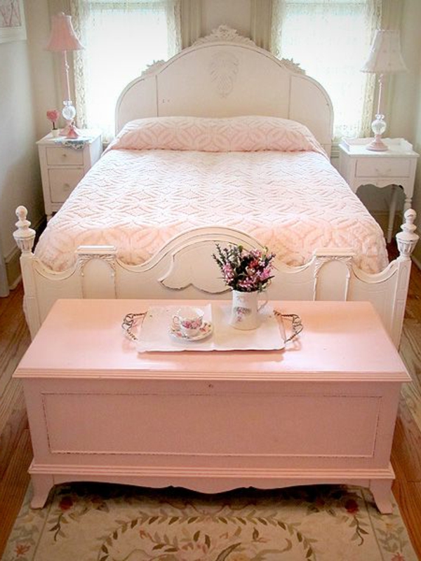 غرف نوم في سرير وردي اللون الوردي