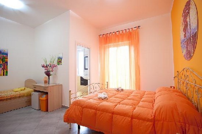 Спалня-оранжево-съвременен решение