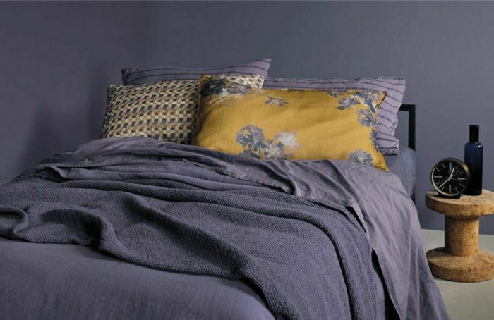 Спалня прост дизайн лилаво бельо одеяло възглавница жълто
