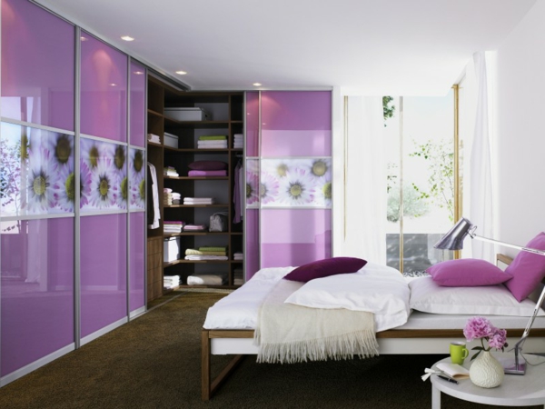 Makuuhuoneen kaapissa järjestelmät-in-violetti väri-with-kukkia elementtejä