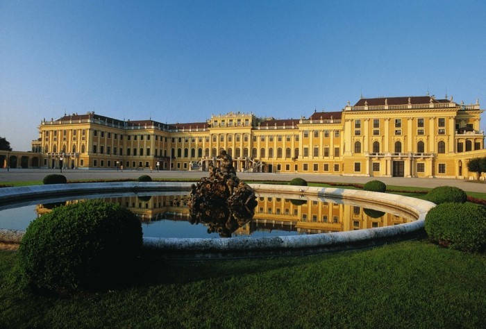 Замъкът Шьонбрун-Виена-Австрия-уникална архитектура-барок