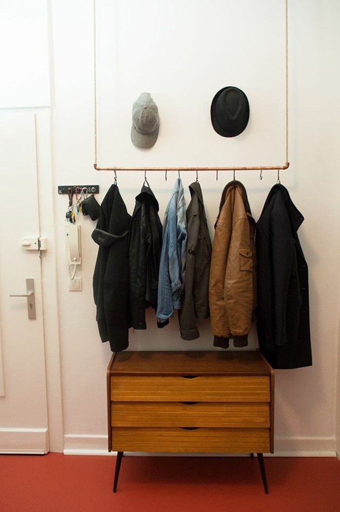 Uskog hodnika-ideje-DIY-ormar-i-smeđe cipele kabinet