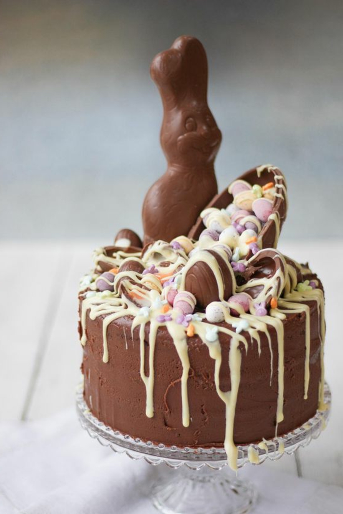 Húsvéti nyuszik díszítik a húsvéti csokoládé tortát