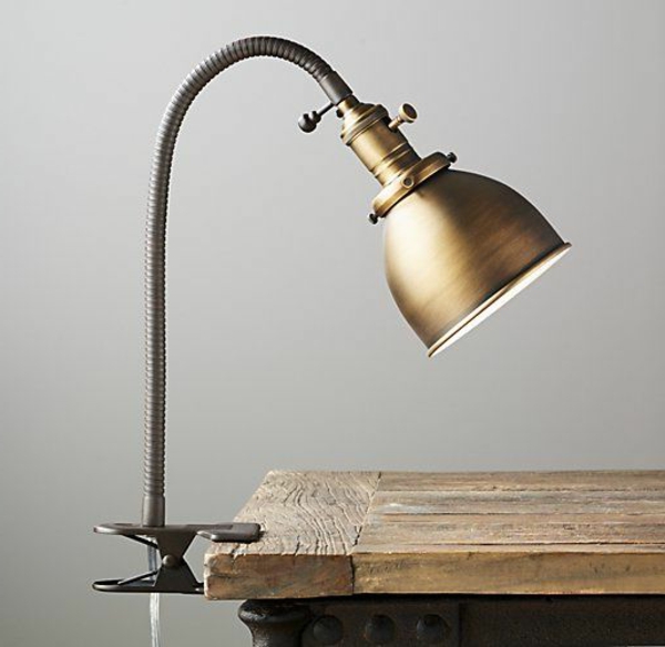 Настолна лампа с щипка дърво бюро