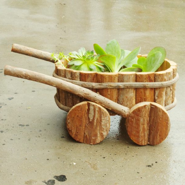 Schubakarren-de-madera decoración idea-para-el-jardín