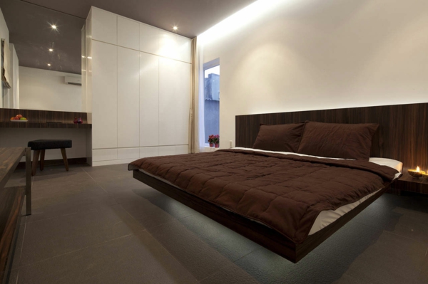 फ्लोटिंग बिस्तरों वाले आधुनिक डिजाइन बेडरूम में भूरे रंग के बिस्तर