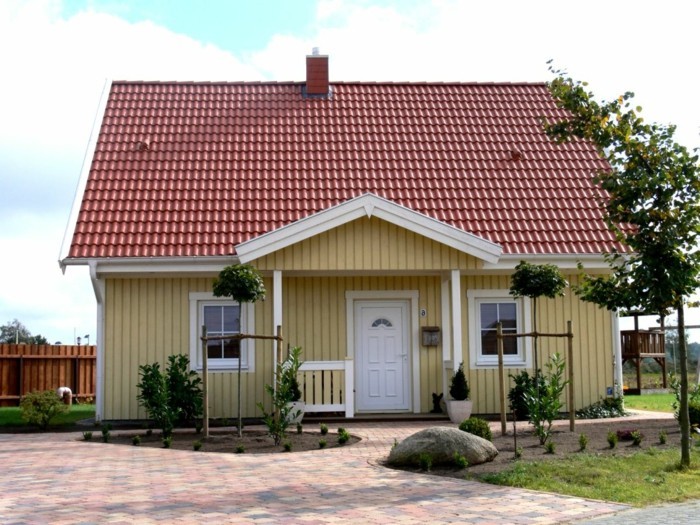Швеция Къща-жълто-къща-с-веранда