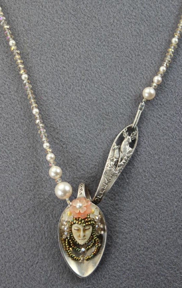 cubertería-joyas-de-doblar-Loeffel-con-perla-y-grabado-como el vidrio cara de plata