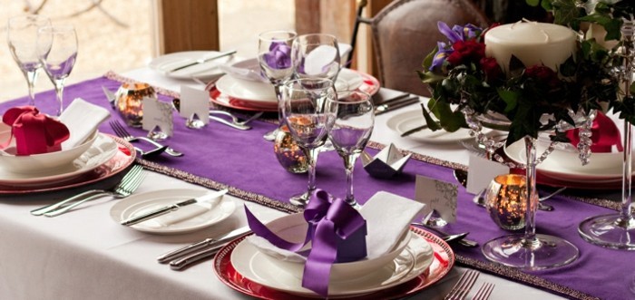 Plata tabla de la boda Decoración un mantel púrpura