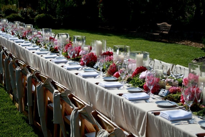 Ezüst esküvői asztaldísz-egy hosszú asztal