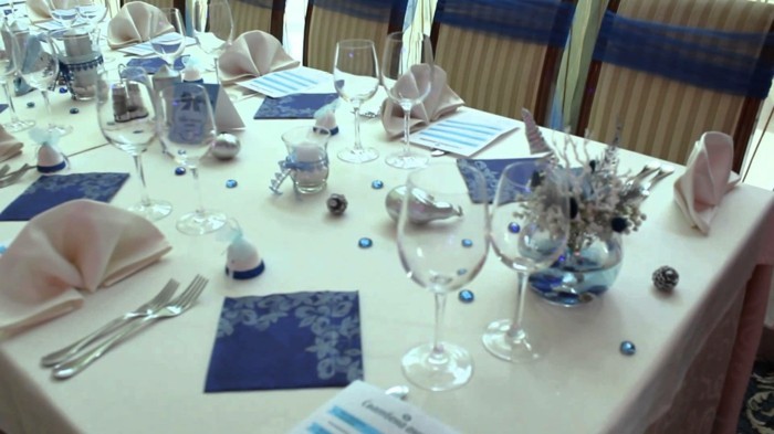 Srebrna vjenčanje stol ukras sa-plavo-salveta
