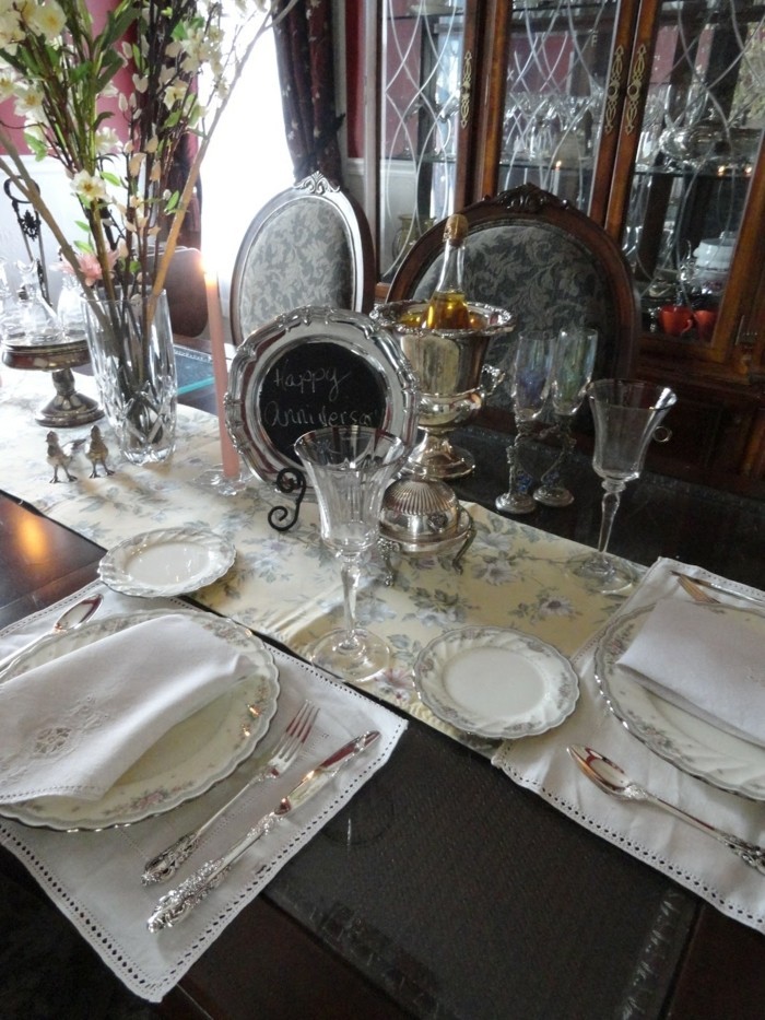 decoración de la mesa de bodas de plata con calentamiento felicitación