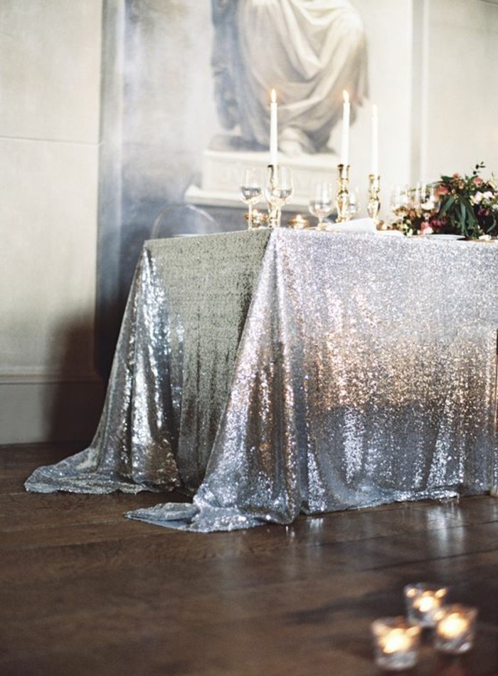 decoración de la mesa de bodas de plata con el mantel de plata