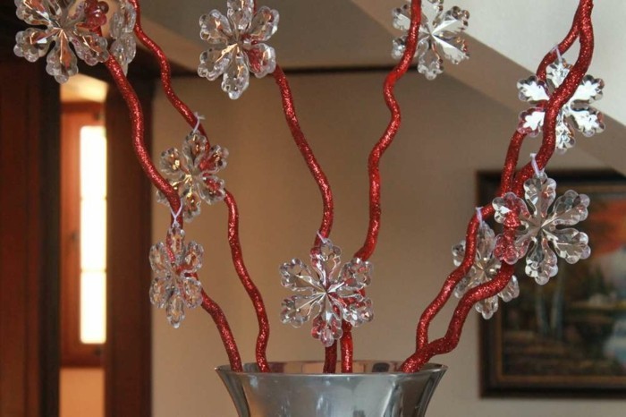 Srebrna vjenčanje stol ukras crvene grane i pahuljice