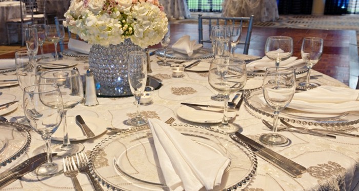 银婚礼餐桌装饰银花瓶在中间人