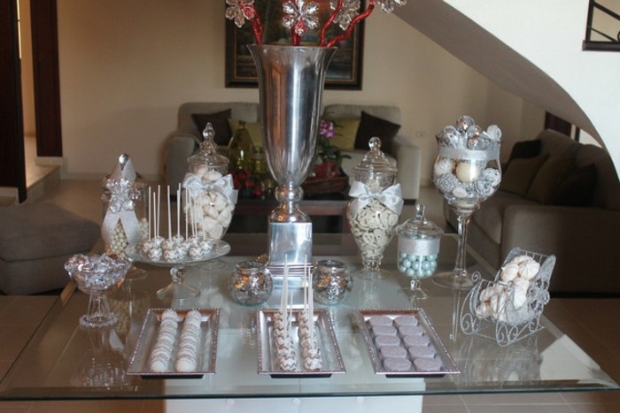 Ezüst esküvői asztaldísz-sok érdekes édességek