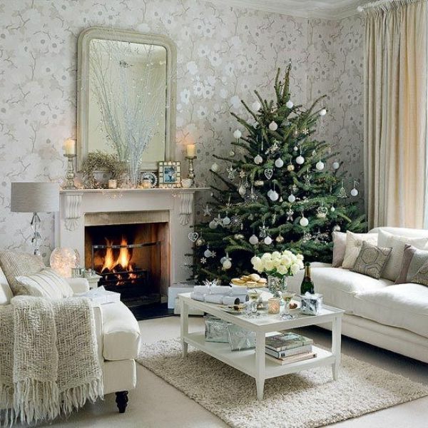 bijeli božićni ukras - bijeli kauč i božićno drvo uz nju