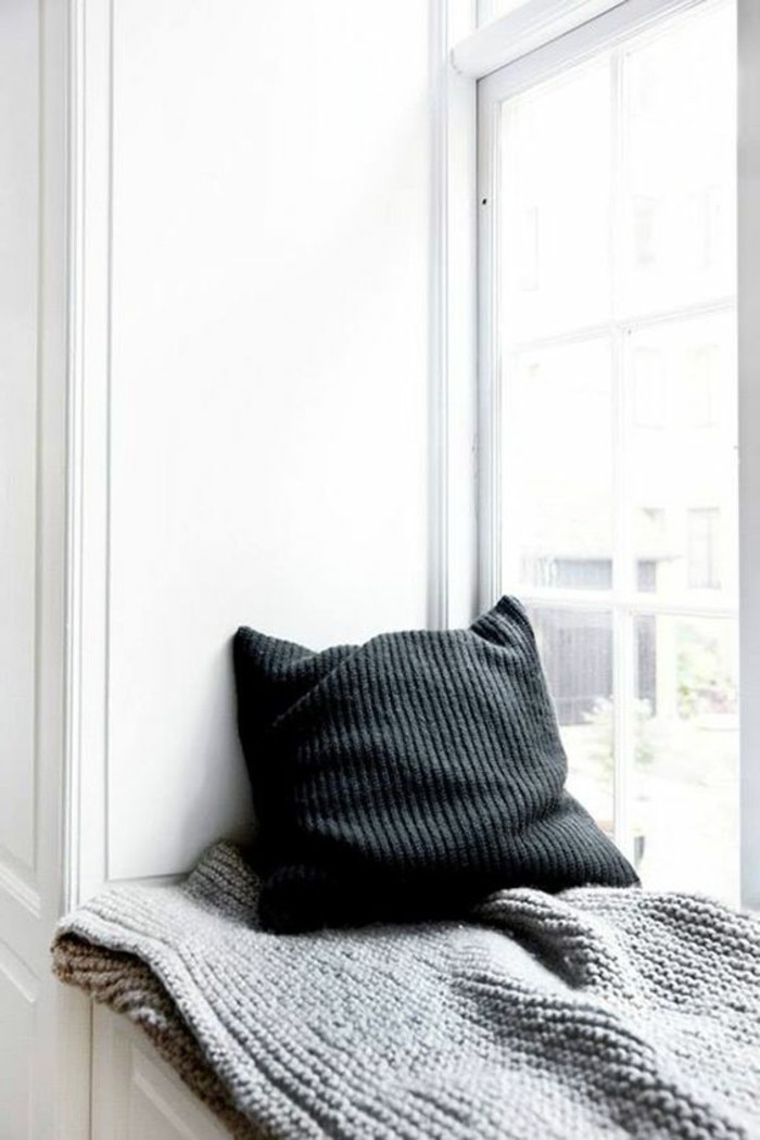 Lounge-по-перваза-сиви възглавници