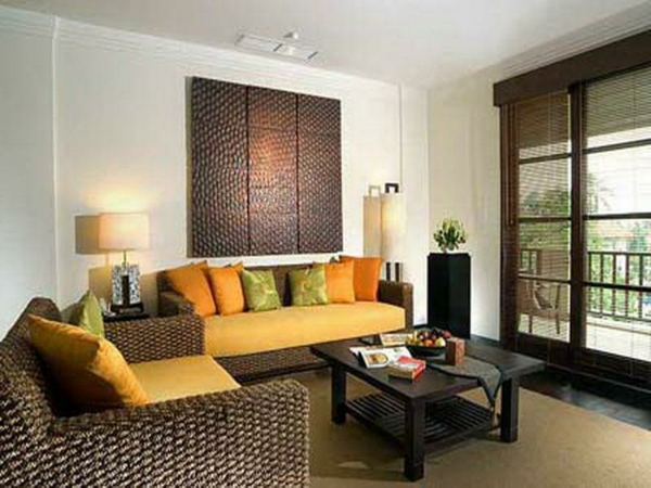 хол, създаден - диван с оранжева хвърчаща възглавница