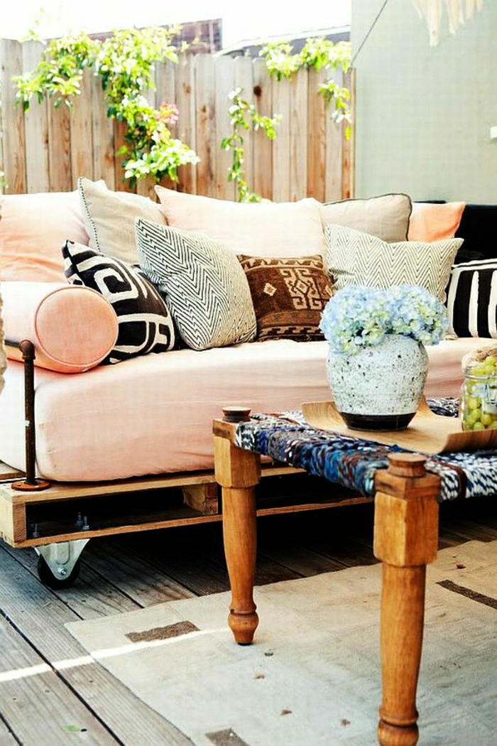 Kauč ​​na paletama valjak jastuk stolić vaza vrtni namještaj