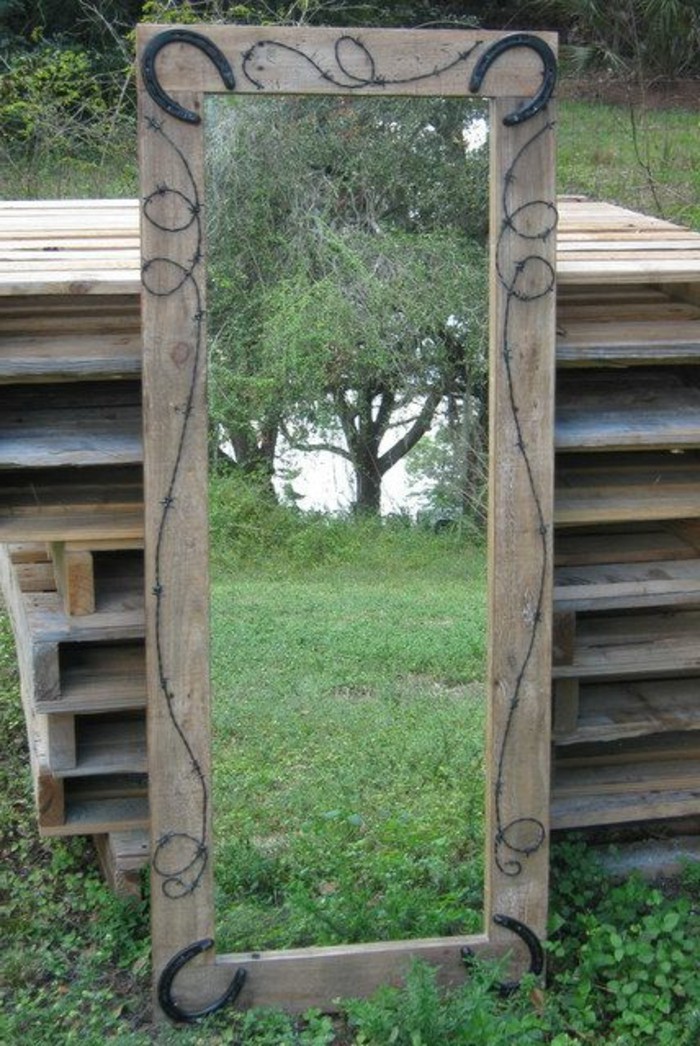 مرآة مع الإطار في داخل الأخضر خشبي