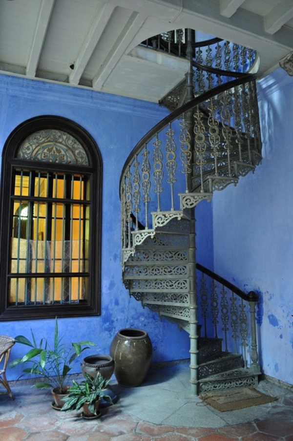 escalier antique bleu spirale façade