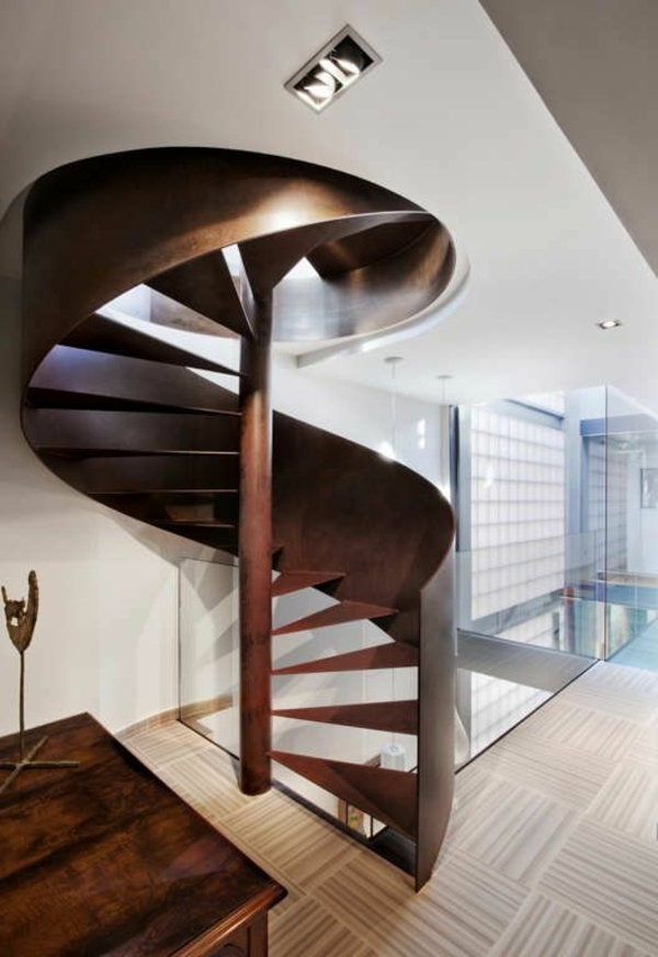 escalier de bois-avec-un-incroyable spirale de conception