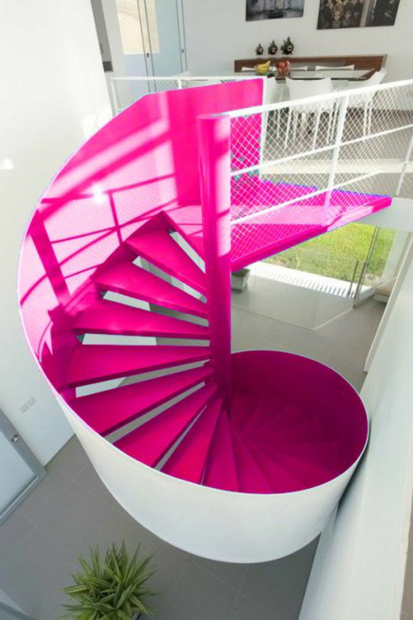 Escalera de caracol-en-rosa-con-un-sorprendente diseño