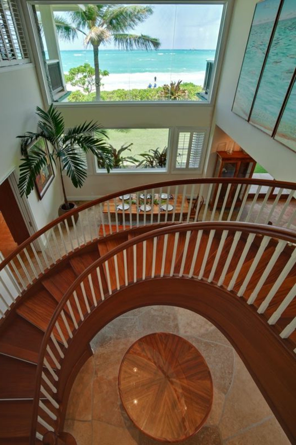 Escalera de caracol de madera-con-los pasos de arte moderno