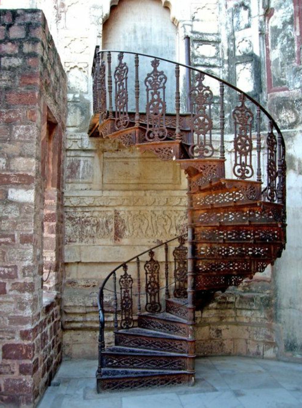 Spiralno stubište-s-lijepo-dizajn metalnih ukrasa