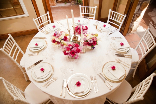 tavaszi esküvő-asztal-rózsa, piros, rózsaszín, fehér gyertyák és fehér székek