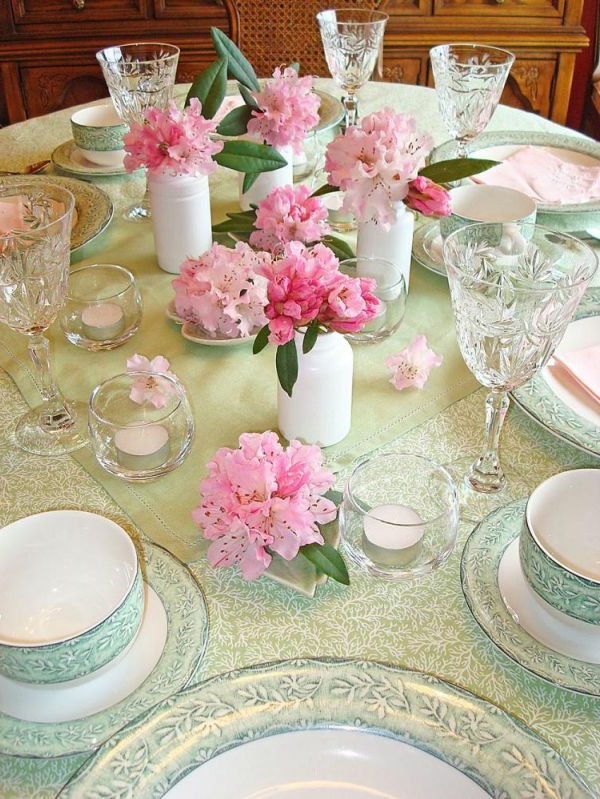 stolni ukras-proljeće-roza-zeleno-stolnjak-naočale i bijele vaze