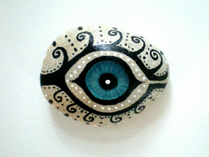 Kivi käsin maalattu mystinen-paha-silmä sininen