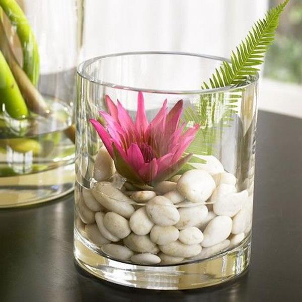 piedras blancas y flor en el vaso