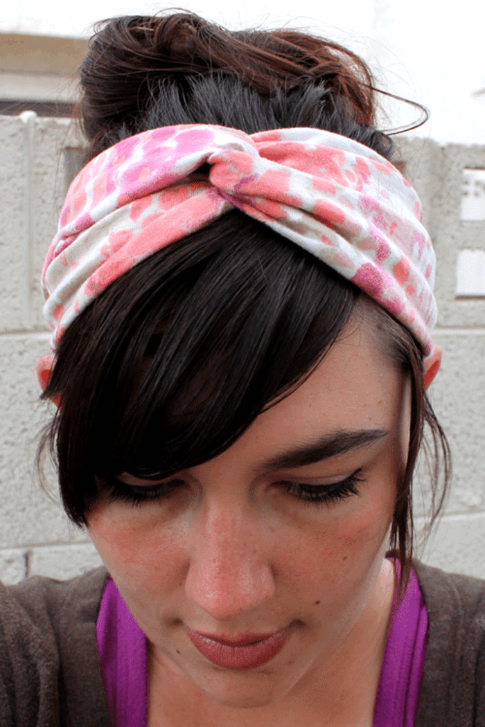traka za kosu-šivanje-of-pamuk-s-ružičaste cvjetove-tamnokosa-girl