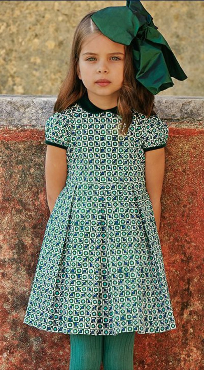 la moda de estilo de los niños un vestido verde
