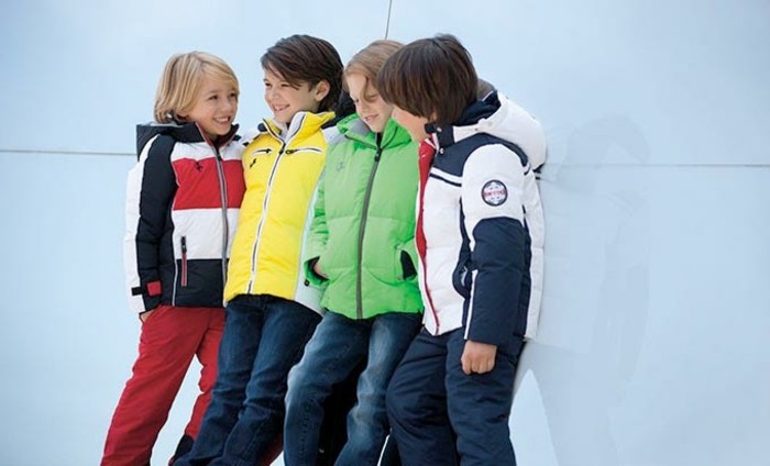 Moderan Dječja moda sa jakne i traperice-
