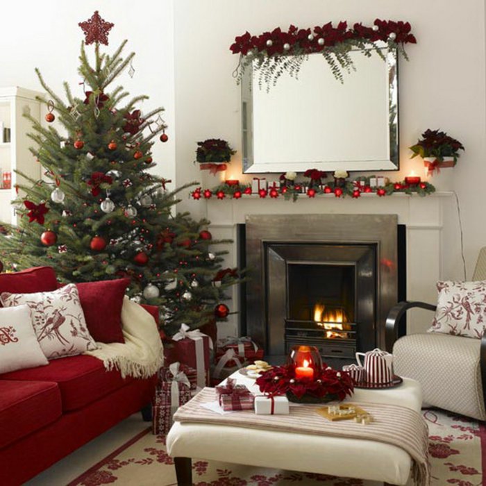 Tannenbaum-nappaliban kandalló-piros karácsonyi díszek-piros kanapé