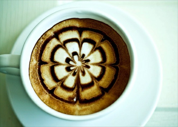 Egy csésze kávé virágmotívumokkal