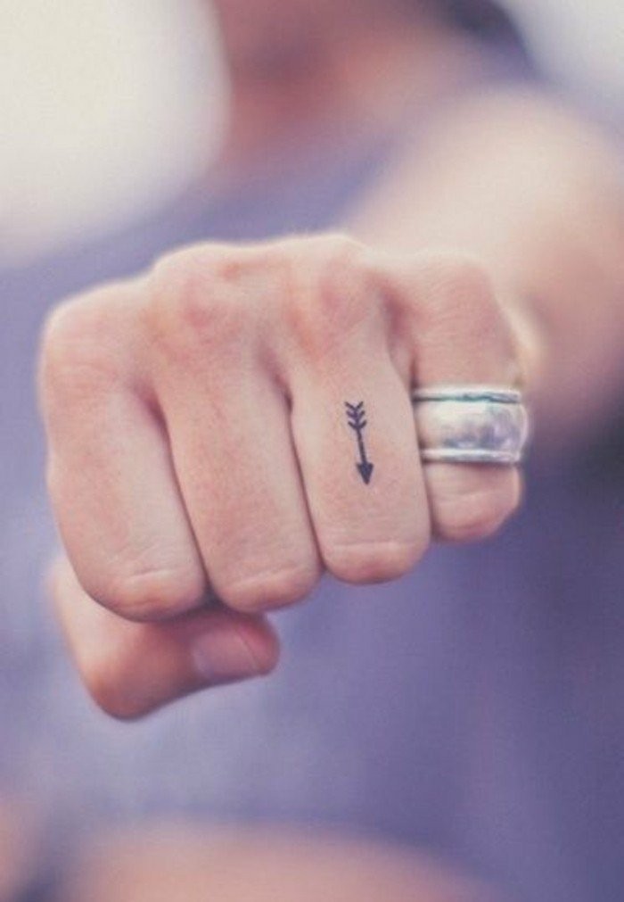 Ιδέες Tattoo-α-Pfleilen-on-the-δάχτυλο