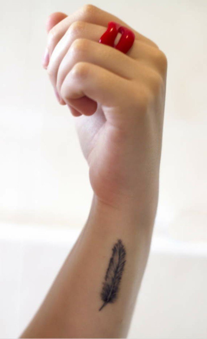 Tetovaža na zglob Feather tattoo mala tetovaža