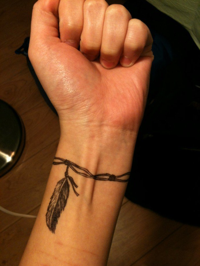 Татуировка на китката Feather Татуировка