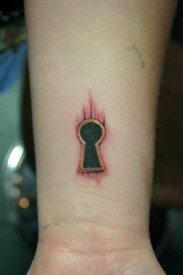 Дясната китка на малка татуировка ключалка