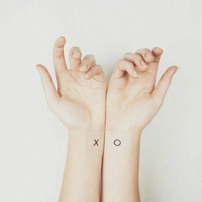 Tetovaža na ručni s-X-O-i
