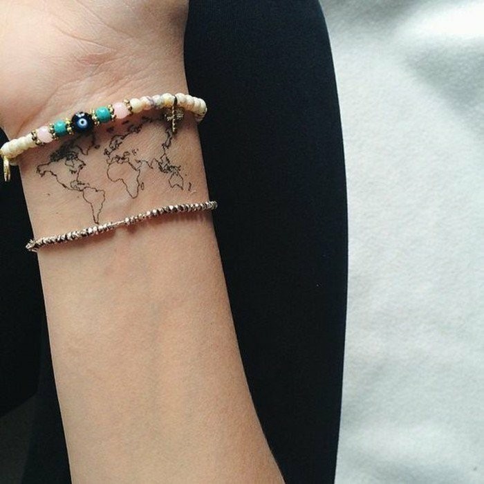 Τατουάζ στον καρπό-με-έναν-παγκόσμιο χάρτη