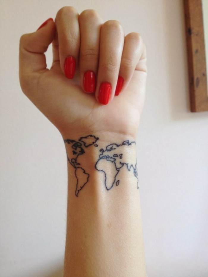 Tetoválás Női tetoválás a csuklóján World Map