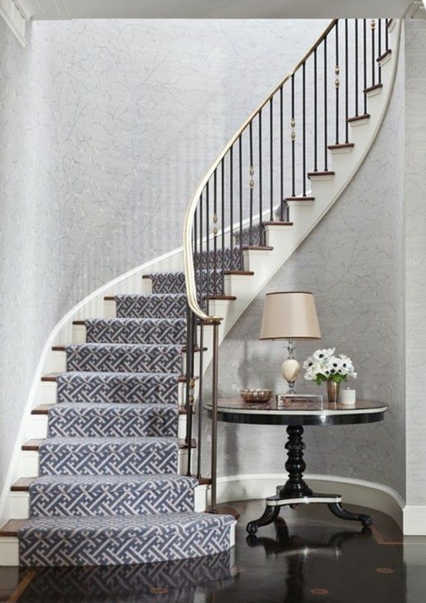 Tepih za stepenice-u-sivom dizajnu interijera