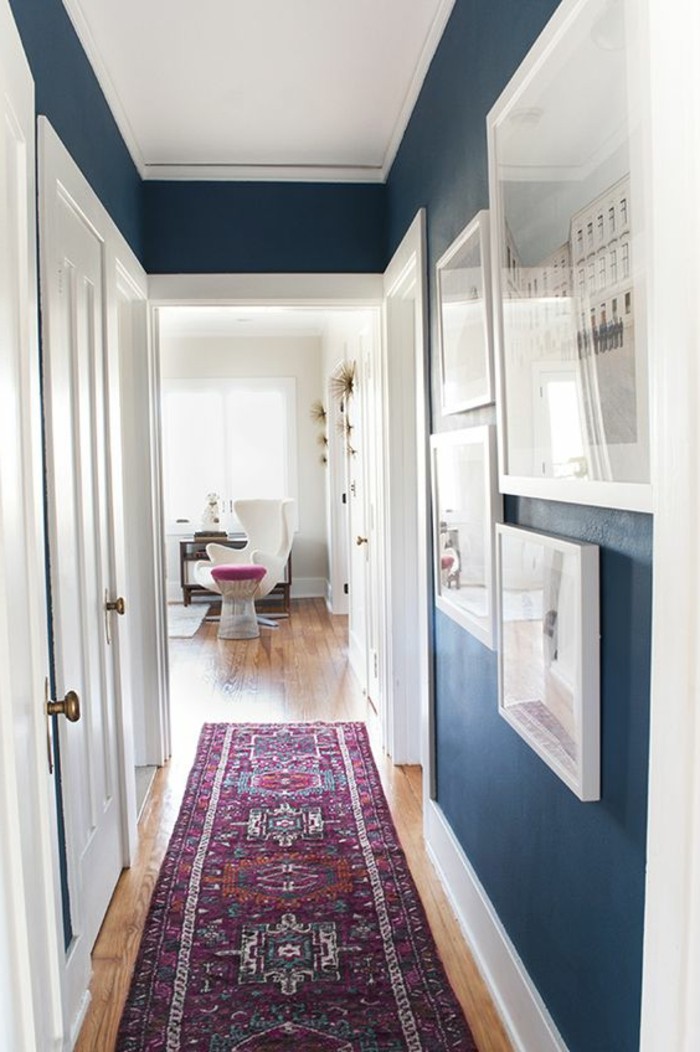 Килим-в-етаж-лилав цвят и сини стени