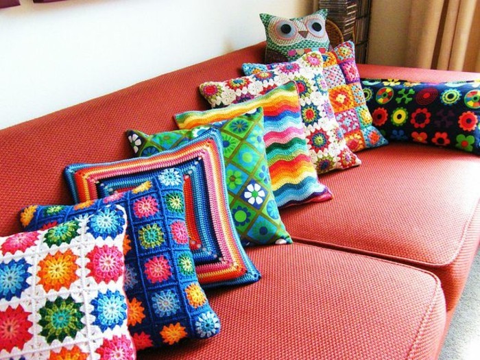Tekstilna kauč crvene boje pletene jastuk