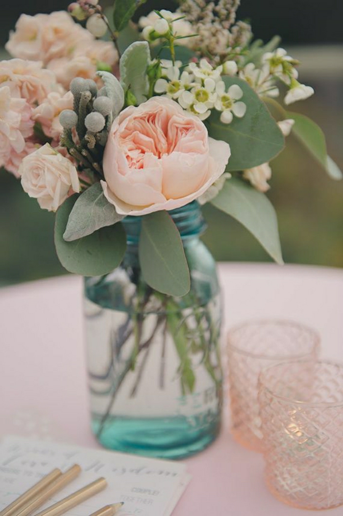 Decoración de la mesa de flores gafas bote de conservas velas